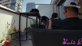 argentina enfiestada en el balcon de su casa