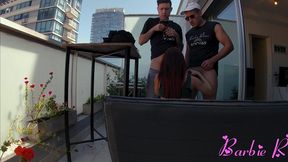 argentina enfiestada en el balcon de su casa