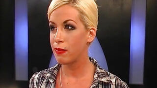 Cô gái trẻ tóc vàng hư hỏng mặc quần tất cho Manu Magnum quan hệ bằng miệng và bằng tay trước khi bị Manu Magnum cưỡng bức thâm nhập kép và xuất tinh lên mặt.