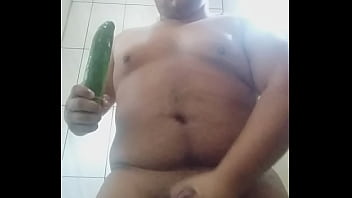 Gran pepino por el culo.