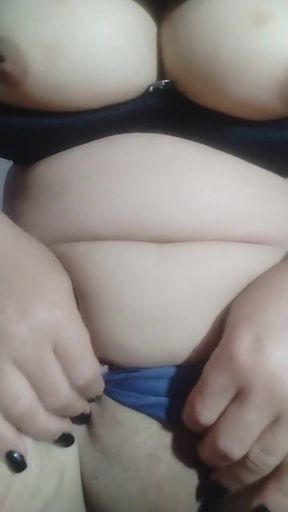 wide Algerian girl   Clip 1