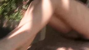 ”La rossa in collant mostra gambe e piedi in giro per la città”