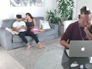 Fidanzata italiana  scopa un suo amico mentre il ragazzo è distratto