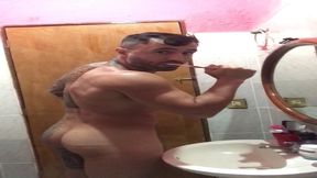 lutador de mma allan guerra gomes todo tatuado em um dia aleatorio escovando os dentes peladao e curtindo uma musica no banheiro da casa do meu amor