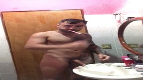 lutador de mma allan guerra gomes todo tatuado em um dia aleatorio escovando os dentes peladao e curtindo uma musica no banheiro da casa do meu amor