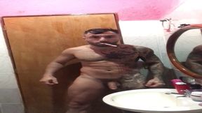 lutador de mma allan guerra gomes todo tatuado em um dia aleatorio escovando os dentes peladao e curtindo uma musica no banheiro da casa do meu amor