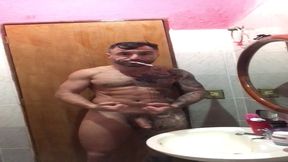 lutador de mma allan guerra gomes todo tatuado em um dia aleatorio escovando os dentes peladao e curtindo uma musica no banheiro da casa do meu amor