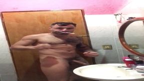 lutador de mma allan guerra gomes todo tatuado em um dia aleatorio escovando os dentes peladao e curtindo uma musica no banheiro da casa do meu amor