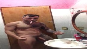 lutador de mma allan guerra gomes todo tatuado em um dia aleatorio escovando os dentes peladao e curtindo uma musica no banheiro da casa do meu amor