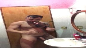 lutador de mma allan guerra gomes todo tatuado em um dia aleatorio escovando os dentes peladao e curtindo uma musica no banheiro da casa do meu amor