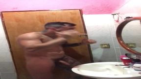 lutador de mma allan guerra gomes todo tatuado em um dia aleatorio escovando os dentes peladao e curtindo uma musica no banheiro da casa do meu amor