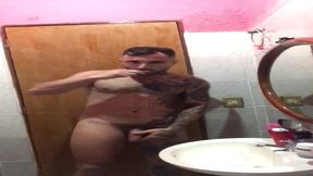 lutador de mma allan guerra gomes todo tatuado em um dia aleatorio escovando os dentes peladao e curtindo uma musica no banheiro da casa do meu amor