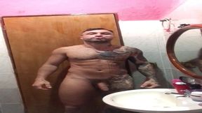 lutador de mma allan guerra gomes todo tatuado em um dia aleatorio escovando os dentes peladao e curtindo uma musica no banheiro da casa do meu amor