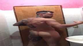 lutador de mma allan guerra gomes todo tatuado em um dia aleatorio escovando os dentes peladao e curtindo uma musica no banheiro da casa do meu amor