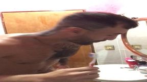 lutador de mma allan guerra gomes todo tatuado em um dia aleatorio escovando os dentes peladao e curtindo uma musica no banheiro da casa do meu amor