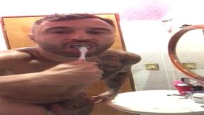 lutador de mma allan guerra gomes todo tatuado em um dia aleatorio escovando os dentes peladao e curtindo uma musica no banheiro da casa do meu amor