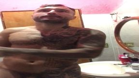 lutador de mma allan guerra gomes todo tatuado em um dia aleatorio escovando os dentes peladao e curtindo uma musica no banheiro da casa do meu amor