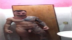 lutador de mma allan guerra gomes todo tatuado em um dia aleatorio escovando os dentes peladao e curtindo uma musica no banheiro da casa do meu amor