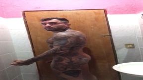 lutador de mma allan guerra gomes todo tatuado em um dia aleatorio escovando os dentes peladao e curtindo uma musica no banheiro da casa do meu amor
