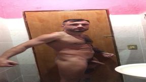 lutador de mma allan guerra gomes todo tatuado em um dia aleatorio escovando os dentes peladao e curtindo uma musica no banheiro da casa do meu amor