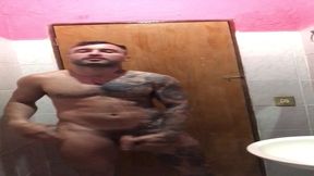lutador de mma allan guerra gomes todo tatuado em um dia aleatorio escovando os dentes peladao e curtindo uma musica no banheiro da casa do meu amor