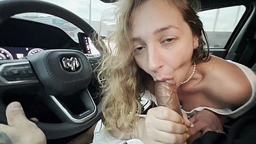 SECRETÁRIA SAFADA PEGA CARONA COM O CHEFE E PAGA BOQUETE NO CARRO