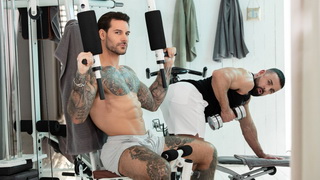 Muscular dude Giuspel gets fucked hard on zhe bench