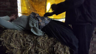 엉덩이가 큰 인도 십대 소녀가 화끈한 오럴 섹스와 후배위 후 질내 사정을 당합니다.