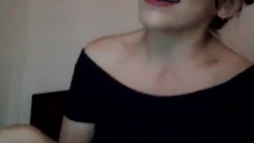 Anal y vaginal Señorita artista sacia su sed insoportable con un consolador .