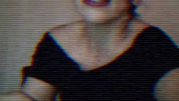 Anal y vaginal Señorita artista sacia su sed insoportable con un consolador .