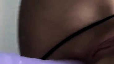 Anal y vaginal Señorita artista sacia su sed insoportable con un consolador .