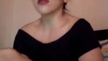 Anal y vaginal Señorita artista sacia su sed insoportable con un consolador .
