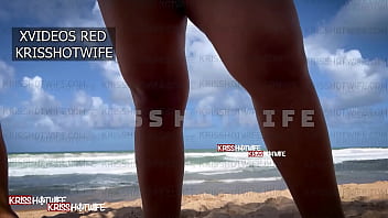 Kriss Hotwife com seu biquini todo socado na sua buceta grande, se exibindo na praia p&uacute_blica. PS: Comentem quantos avi&otilde_es voc&ecirc_s viram passando rsr