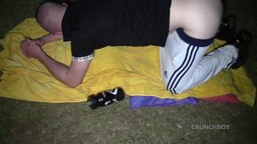 salope donne son cul ne pleine nuit dan un parc