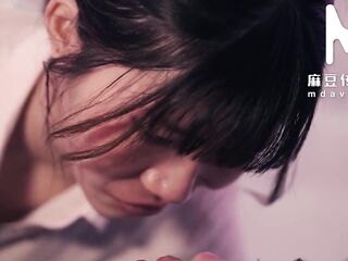 ModelMedia Asia - Lip-to-lip swap of love