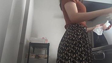 キッチンで家事しながらパンツの中に玩具入れたら痙攣が止まらなくなっちゃった清楚系巨乳女子
