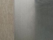 A través del vidrio mis nalgas blancas brillan