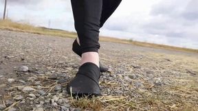 kultiger spass mit den pfutzen an der landstrasse