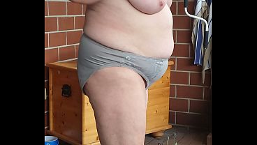 Body auf der Terrasse mit Lotion eincremen