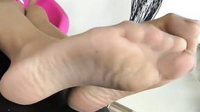 ”La mora in collant toglie i tacchi e ti fa annusare i piedi”