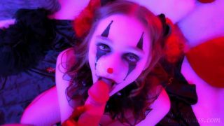 Clown salope se met à genoux pour une pipe profonde et un POV facial