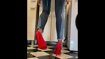 Desperate Wetting my Jeans and in my sexy Red HighHeels and play with