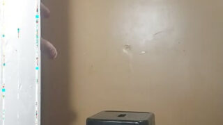 Solofilm van een amateur homoseksuele vrouw die masturbeert met een dildo.