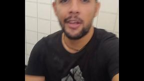 Oral gostoso com esses machos que entraram no banheiro p&uacute_blico afim de uma puto mamador - parte 01