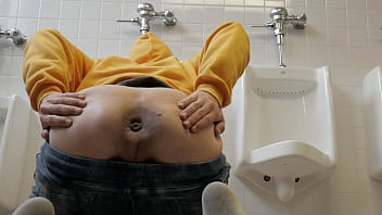 سالب كويتي يفصخ في حمام الجامعة - Arab Kuwaiti exhibitionist Cruising naked in a public Bathroom