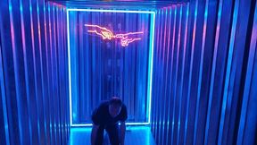 Scissorhold in neon light