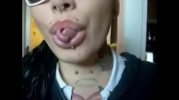 Gespaltene Zunge - Piercings &amp_ Tattoos!