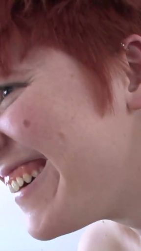 Lesben treiben es auf auto vom Liebhaber   Clip 1
