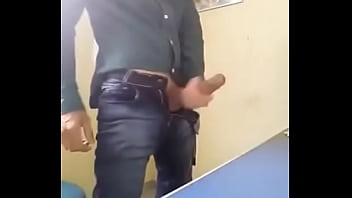 Paja en la oficina cuando no hay nadie en hora de colacion