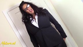 Mature Woman with Incredible Natural Curves Enjoys a Solo Session with Toys